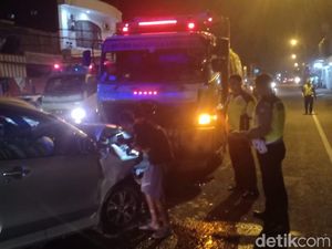 MPV Tabrak Truk di Jalur Arteri Jombang, 2 Orang Tewas, 5 Luka