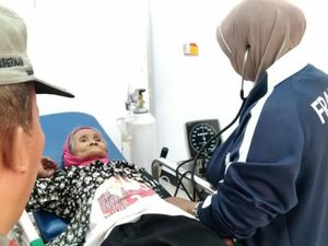 Heboh Nenek Ipah Hilang dan Beda Warga-Dokter soal Gadis Baju Merah Heboh Nenek Ipah Hilang dan Beda Warga-Dokter soal Gadis Baju Merah