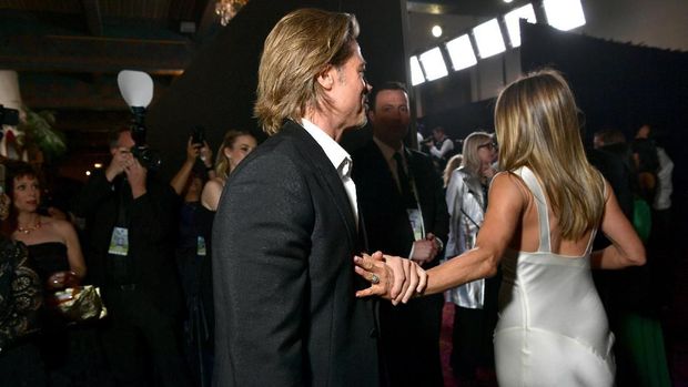 Brad Pitt terekam menggenggam tangan Jennifer Aniston di belakang panggung SAG Awards 2020.