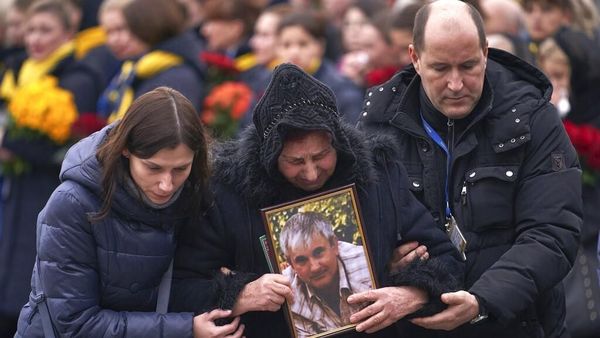 Isak Tangis Sambut Kedatangan Korban Pesawat Jatuh Iran di Ukraina