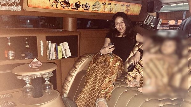 Hidup Glamor Ratu Keraton Agung Sejagat Fanni Aminadia, Mobil Mewah Disorot 