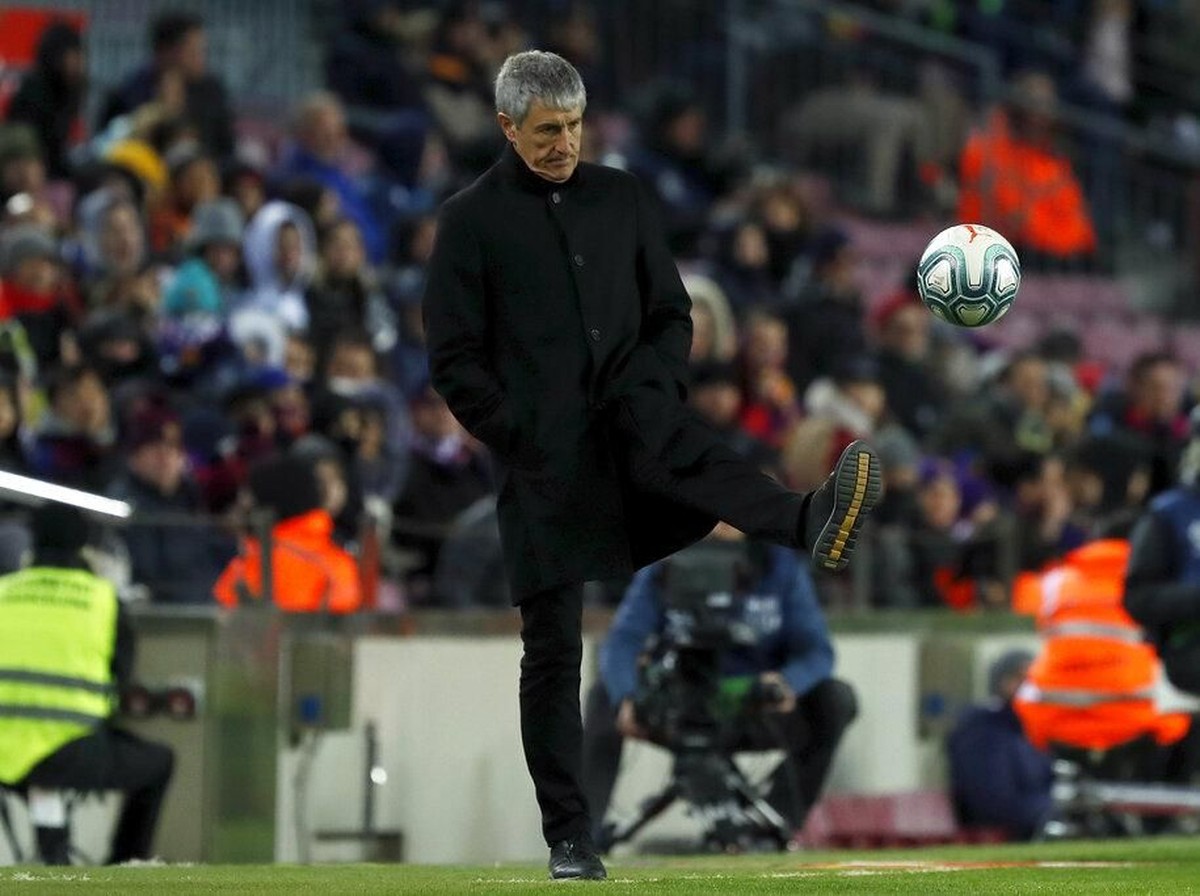 Ada ide Liga Champions digelar di tempat netral, ini tanggapan pelatih Barcelona, Quique Setien. (Foto: AP Photo/Joan Monfort)
