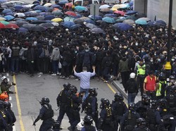Demonstran Serang Polisi Hong Kong, Penyelenggara Unjuk Rasa Ditangkap