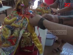 Jelang Imlek, Dewa-Dewi Kelenteng Xian Ma Ganti Jubah Jelang Imlek, Dewa-Dewi Kelenteng Xian Ma Ganti Jubah