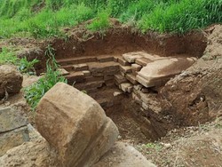 Mau Bikin Septic Tank, Warga Temukan Bangunan Diduga Candi di Dieng