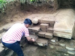 Gali Tanah untuk Septic Tank, Warga Temukan Bangunan Candi di Dieng