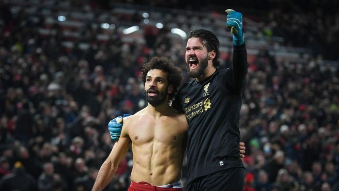 Tindakan Alisson Becker melepas umpan panjang ke Mohamed Salah sebenarnya sangat berisiko (Foto: Michael Regan/Getty Images)