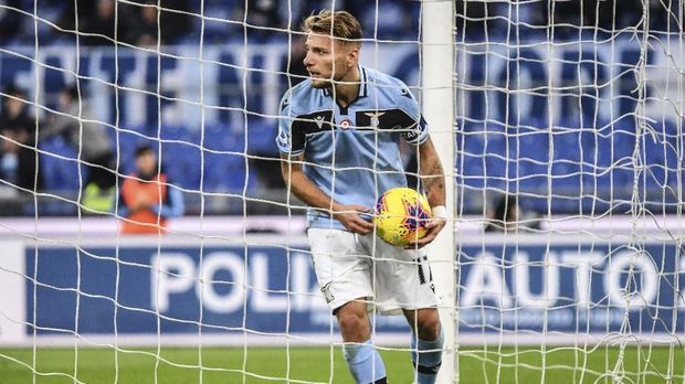 Lazio's Italian forward Ciro Immobile picks the ball after scoring a penalty and his team's 5th goal during the Italian Serie A football match Lazio Rome vs Sampdoria on January 18, 2020 at the Olympic stadium in Rome. (Photo by Alberto PIZZOLI / AFP)
