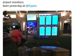 Pria Nekat Pakai Monitor Bandara Buat Nge-game