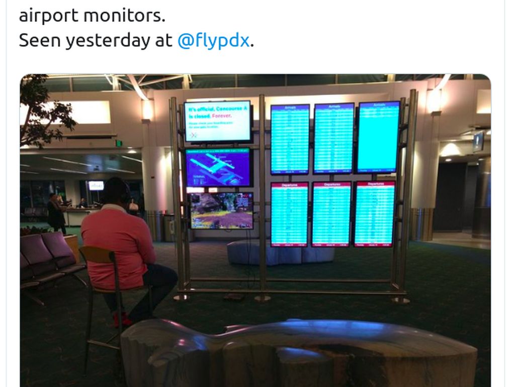 Pria Nekat Pakai Monitor Bandara Buat Nge-game Pria Nekat Pakai Monitor Bandara Buat Nge-game