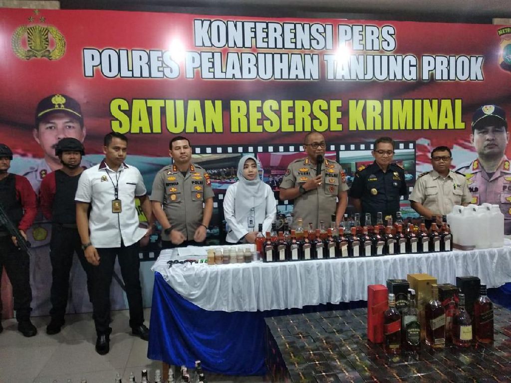 Polres Pelabuhan Priok Tangkap 3 Pengoplos Miras, Ribuan Botol Disita Polres Pelabuhan Priok Tangkap 3 Pengoplos Miras, Ribuan Botol Disita