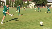 Para pemain Persebaya berlatih passing.
