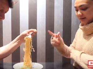 Nempel Terus dengan Istri, Ini Momen Josscy dan Rina Nose Saat Kulineran Seru