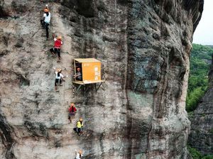 Restoran Michelin Star Tolak Kembalikan Uang dan Warung di Tebing Curam Restoran Michelin Star Tolak Kembalikan Uang dan Warung di Tebing Curam