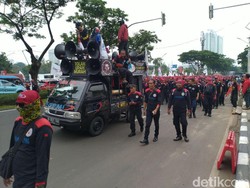 Demo Tolak Omnibus Law, Massa Buruh Long March dari Gerbang Pemuda ke DPR