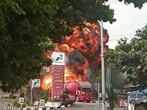 Polisi Selidiki Penyebab Kebakaran Truk Tangki di SPBU Kota Banjar Polisi Selidiki Penyebab Kebakaran Truk Tangki di SPBU Kota Banjar