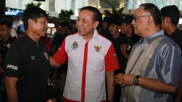 Ketua Umum PSSI Mochammad Iriawan (tengah) didampingi Anggota Exco PSSI Hasani Abdulgani (kanan) berbincang dengan Asisten Pelatih Indra Sjafri (kiri) saat melepas keberangkatan para pemain Timnas Usia 19 yang akan berlatih ke Thailand di Bandara Soekarno Hatta, Tangerang, Banten, Senin (20/1).
