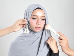 Viral Momen Wanita Bingung Pakai Hijab Pashmina Instan, Ditonton 18 Juta Kali