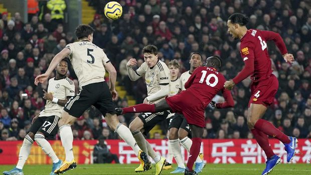 Liverpool's Sadio Mane, centre, kicks the ball during the English Premier League soccer match between Liverpool and Manchester United at Anfield Stadium in Liverpool, Sunday, Jan. 19, 2020.(AP Photo/Jon Super)