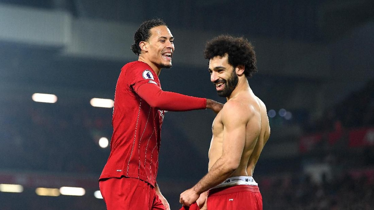 Virgil van Dijk dan Mohamed Salah mencetak gol di laga Liverpool vs MU (Foto: Photo by Michael Regan/Getty Images)