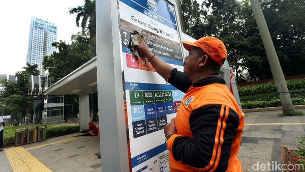 Aksi Pasukan Oranye Bersih-bersih Halte di Kawasan Sudirman