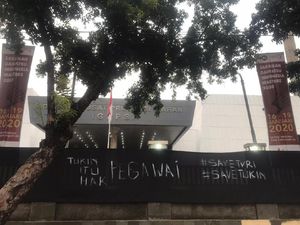 Helmy Yahya Dicopot, Spanduk #SaveTVRI Sempat Membentangi Gedung TVRI