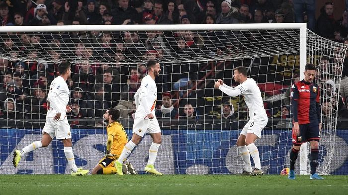 AS Roma mengalahkan Genoa 3-1 di lanjutan Liga Italia. (Foto: Paolo Rattini / Getty Images)