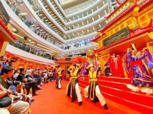 Rayakan Imlek dengan Makan Bakmi hingga Nonton Wayang Potehi di Sini!