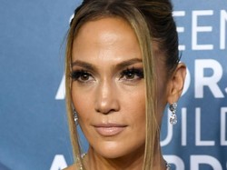 Wajah Awet Muda di Usia 51 Tahun, Jennifer Lopez Ngaku Tak Pernah Botox
