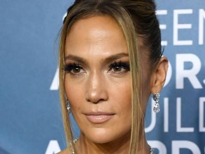 Gaya Mewah Jennifer Lopez Pakai Perhiasan Rp 123 M di SAG Awards