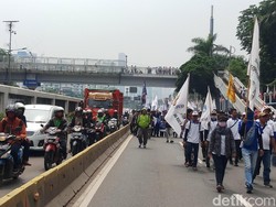 Demo Tolak Omnibus Law di DPR, Massa Buruh Tutup Jalan Gatot Subroto