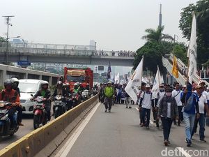 Demo Tolak Omnibus Law di DPR, Massa Buruh Tutup Jalan Gatot Subroto Demo Tolak Omnibus Law di DPR, Massa Buruh Tutup Jalan Gatot Subroto