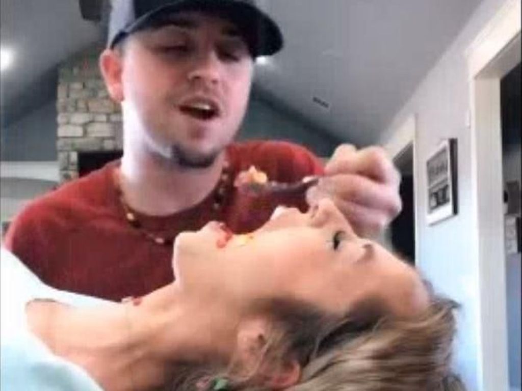 Viral, Tantangan TikTok Makan dari Mulut Orang Lain Ini Dikecam Menjijikkan Viral, Tantangan TikTok Makan dari Mulut Orang Lain Ini Dikecam Menjijikkan