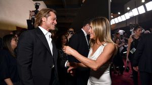 Foto: Detik-detik Brad Pitt & Jennifer Aniston Berpelukan di SAG Awards