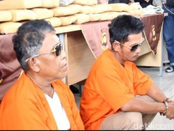 Santuy! Gaya Kakek Kurir Narkoba Berkacamata Hitam Saat Rilis di Polda