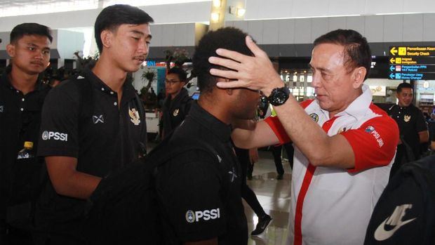 Para pemain Timnas Indonesia U-19 saat dilepas Ketua Umum PSSI, Mochamad Iriawan di Bandara Soekarno Hatta, Senin (20/1).