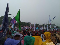 Temui Massa, Anggota Komisi IX Setuju Omnibus Law Tak Masuk Pembahasan