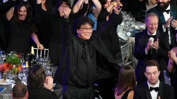 Bong Joon Ho kegirangan para pemain Parasite memenangkan kategori tertinggi, Aktor Terbaik di SAG Awards 2020.