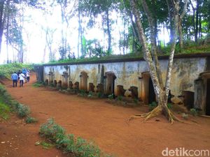 Taman Hutan di Sumedang Ini Punya Benteng Usia Puluhan Tahun Taman Hutan di Sumedang Ini Punya Benteng Usia Puluhan Tahun