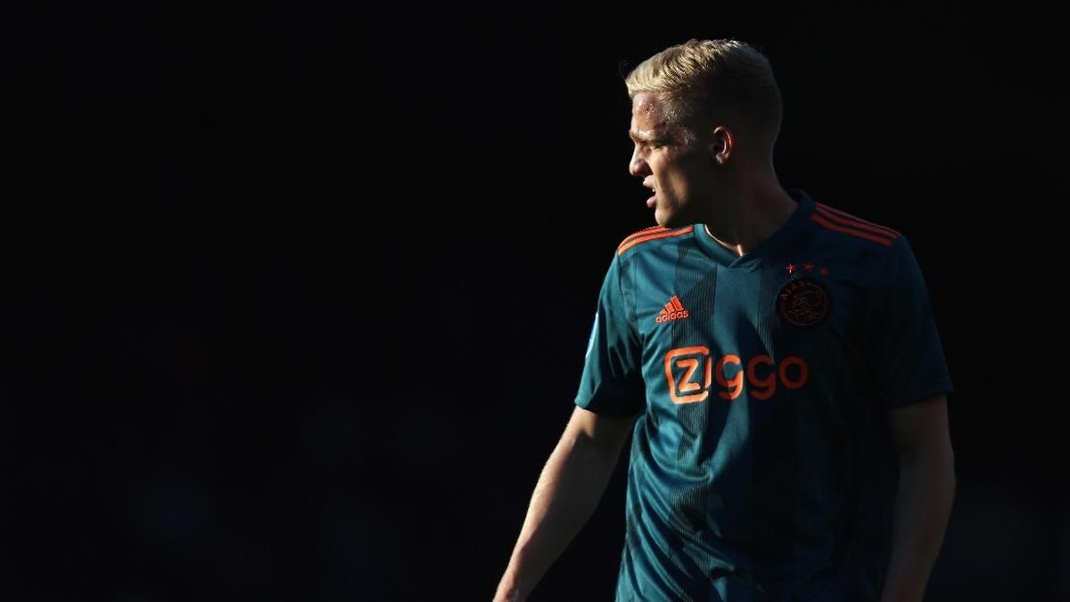 Donny van de Beek harus berebut tempat dengan Bruno Fernandes dan Paul Pogba. (Foto: Dean Mouhtaropoulos / Getty Images)