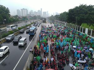 Busway Depan DPR Dipadati Massa Buruh, Bus TransJ Melintas di Tol