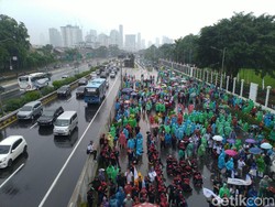 Busway Depan DPR Dipadati Massa Buruh, Bus TransJ Melintas di Tol