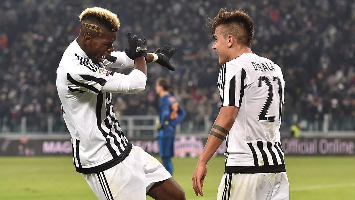 Dybala merayakan gol bersama Pogba saat masih bermain bersama di Juventus. Foto: Valerio Pennicino/Getty Images