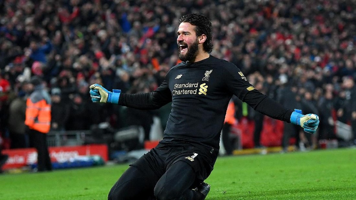 Alisson Becker diam-diam bisa memamerkan trik sulap (Foto: Michael Regan/Getty Images)