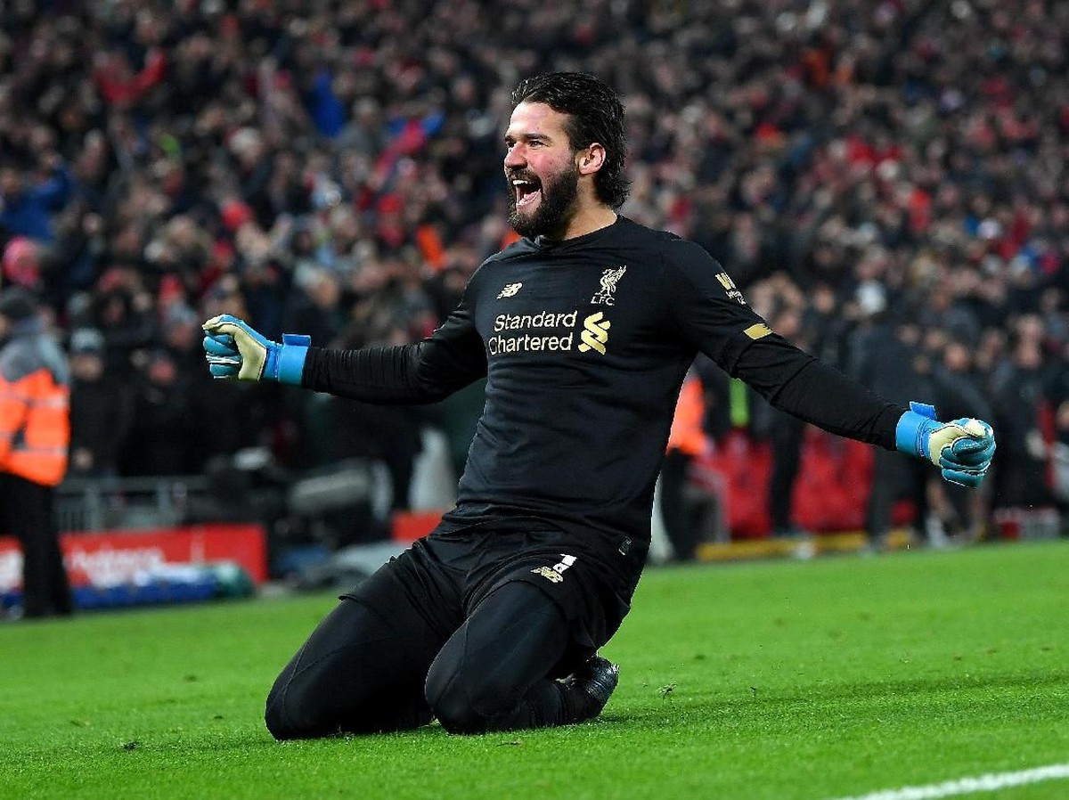 Alisson Becker bikin assist yang membantu Liverpool menang atas Manchester United dalam lanjutan Liga InggrisFoto: Michael Regan/Getty Images