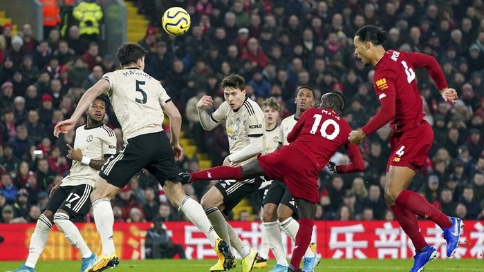 Liverpools Sadio Mane, centre, kicks the ball during the English Premier League soccer match between Liverpool and Manchester United at Anfield Stadium in Liverpool, Sunday, Jan. 19, 2020.(AP Photo/Jon Super)