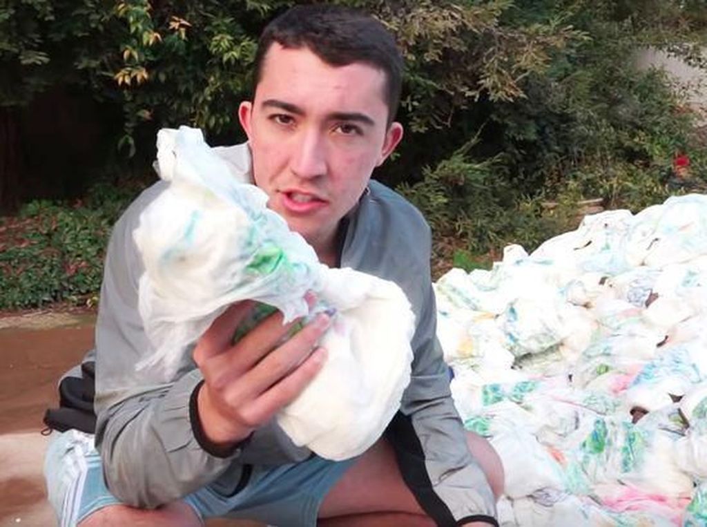 YouTuber Dikecam Pakai 1 Juta Lembar Tisu Buat Serap Air Kolam Demi Konten YouTuber Dikecam Pakai 1 Juta Lembar Tisu Buat Serap Air Kolam Demi Konten