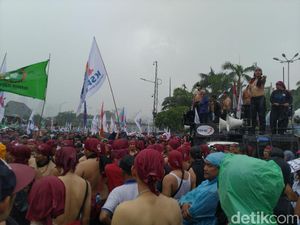 Hujan, Massa Buruh Tolak Omnibus Law Tetap Bertahan di Depan DPR Hujan, Massa Buruh Tolak Omnibus Law Tetap Bertahan di Depan DPR