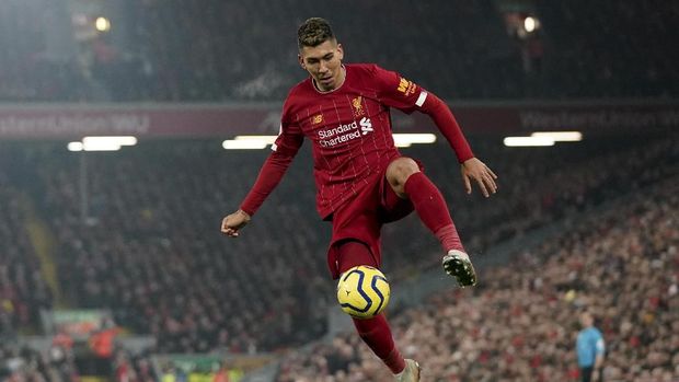 Liverpool's Roberto Firmino controls the ball during the English Premier League soccer match between Liverpool and Manchester United at Anfield Stadium in Liverpool, Sunday, Jan. 19, 2020.(AP Photo/Jon Super)