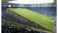 Manchester United hanya bisa menang dari Liverpool jika lapangannya miring seperti di atas. Fans Setan Merah Setuju? (Foto: Twitter)